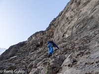 Über brüchigen Fels verlassen wir das Schneefeld... : Rotbrättgrat Jungfrau