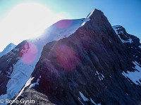 Im Hintergrund winken schon das Goldenhoren (etwas rechts der Bildmitte) und das Silberhorn (links). : Rotbrättgrat Jungfrau