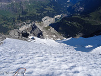 Die Schwerkraft drängt nach unten. Knapp links der Bildmitte ist auf dem Sattel ganz klein die Silberhornhütte erkennbar : Rotbrättgrat Jungfrau