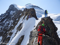 Wir klettern mit den Steigeisen, da zwischendurch immer wieder Schnee auftaucht. Aber auch das schönste Gneisgrätli hat ein Ende... : Rotbrättgrat Jungfrau