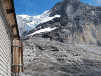 Der morgige Routenverlauf wird begutachtet. Der Rotbrättgrat hat seinen Namen vom Rotbrätt, der rötlichen Felswand rechts im Bild : Rotbrättgrat Jungfrau