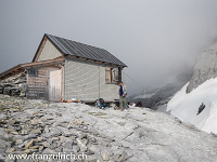Schon der Aufstieg von Stechelberg zur Silberhornhütte SAC (2663 m)  ist ein Erlebnis für sich (T5) und gibt einen kleinen Einblick auf die morgige Tour (abschüssiges Schrofengelände, aber durchgängiger Pfad und weiss-blau-weisse Markierungen) : Rotbrättgrat Jungfrau