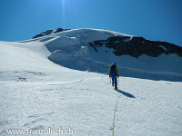 Gipfel in Sicht. Anfangs Juli ist der Gletscher noch gut eingeschneit und problemlos zu begehen : Rotbrättgrat Jungfrau