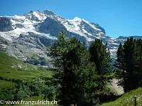 Nochmals unsere Route: Jungfrau mit Silberhorn und Silberhornhütte (im Sattel rechts im Bild) : Rotbrättgrat Jungfrau
