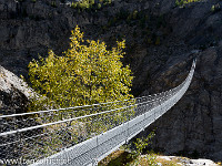Die Schlucht kann seit ein paar Jahren dank einer Hängebrücke bequem überquert werden. : Aletschgletscher