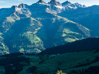 Ein wunderschönes Dreigestirn ennet dem Schächental lacht mir entgegen. Interessanterweise gibt es viele solch' markanten Trios in den Alpen. : Bälmeten, Hoch Fulen