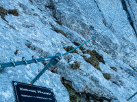 Der Klettersteig Bälmetentor verspricht nicht zu viel: Tiptop eingerichtet ist er, nicht sehr lang, dafür recht streng (K4). Im mittleren Teil sind die Eisenbügel vereist, was den Aufstieg noch etwas spannender macht. : Bälmeten, Hoch Fulen