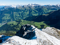 Weiter geht's durch eine kleine Höhle, und der Klettersteig ist zu Ende. Der Winter ist nun vollends eingekehrt. : Bälmeten, Hoch Fulen