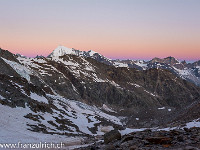 Nach dem 4-Uhr-Frühstück sind wir losgezogen und haben auf etwa 3200 m den Riedgletscher erreicht. Langsam erwacht der Tag, und as Weisshorn zeigt sich in seiner ganzen Pracht. : Balfrin, Bordierhütte SAC