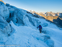 Der Gletscherbruch zwischen 3300 und 3400 m ist noch recht gut eingeschneit und stellt kein Problem dar. : Balfrin, Bordierhütte SAC
