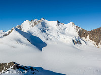 An diesem Tag sind wir alleine unterwegs am Balfrin (3796 m). Die anderen Alpinisten der Hütte wenden sich primär dem Nadelhorn zu (4327 m, höchster Gipfel im Bild). Dazu steigen sie das steile Couloir (Selle) ganz rechts im Bild hoch und queren den Nadelgrat nach links. Mit dem Dirruhorn und Hobärghorn können sie gleich drei 4000er abklappern. : Balfrin, Bordierhütte SAC