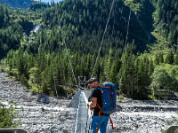 Und dann geht es los, über die neue Hängebrücke, Richtung Lötschenpasshütte. : Balmhorn Gitzigrat