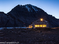 Lötschenpasshütte (2690 m) und die Balmhorn-Ostwand, links der Gitzigrat, unser Ziel des nächsten Tages. : Balmhorn Gitzigrat