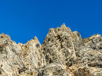 In den schwierigeren Kletterstellen (4a) ist der Fels erstaunlich gut, es stecken aber nur wenige Haken. Ein paar kleine Friends tun gute Dienste. : Balmhorn Gitzigrat
