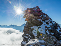 Die Aufschwünge werden mehrheitlich direkt erklettert; ein Ausweichen in die brüchigen und steilen Flanken ist nicht ratsam. Langsam macht sich der Neuschnee der letzten Tage bemerkbar. : Balmhorn Gitzigrat