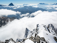 Der Blick schweift zurück über den winterlichen und jäh abbrechenden Gitzigrat, links hinten das omnipräsente Bietschhorn. : Balmhorn Gitzigrat