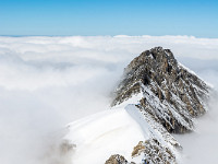 Eigentlich wollten wir die Überschreitung zum Altels anhängen. Durch die dünne Schneeauflage wären die steilen Felsplatten im oberen Teil des Abstiegs vom Altels aber sehr heikel gewesen, weshalb wir auf diesen Gipfel verzichten. : Balmhorn Gitzigrat