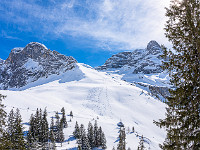 Auch Skitüürler sind unterwegs, welche vom Lauchernstock her ihre Spuren in den Schnee ziehen. : Bannalp, Schneeschuhtour, Winter