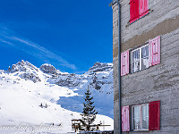 Beim Berggasthaus Urnerstafel. Nach einer reinen Marschzeit von etwa 1 Stunde ist der Schneeschuhtrail bald beendet. Mit Fotopausen (oder wenn Kinder dabei sind: mit Schneehütte bauen) kann die Dauer beliebig ausgeweitet werden. : Bannalp, Schneeschuhtour, Winter