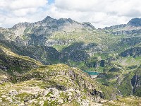 Geleitet durch Steinmännchen, Wegspuren und am Schluss auch Markierungen gelangen wir via P 2402 und P 2221 zum Lago del Zött nach Robiei, wo uns nach einer feinen Grigliata im Albergo Robiei die Luftseilbahn hinunter nach San Carlo bringt. : Basòdino