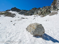 Achtung Steinschlag! Das Schneefeld rauf und bald bin ich auf der Bassa del Barone : Bassa del Barone, Chironico, Rifugio della Alpe Sponda
