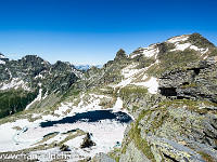 Es ist 11.15 Uhr, ich bin auf der Bassa del Barone (2585 m) angekommen. Der Weiterweg würde runter zum See und dann weitere 400 m zum Gipfel des Pizzo Barone führen (2864 m, rechts). Mit 1650 Höhenmetern bin ich für heute aber bedient und geniesse die tolle Aussicht und den z'Mittag : Bassa del Barone, Chironico, Rifugio della Alpe Sponda