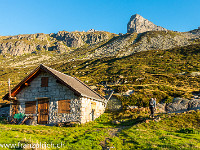 Vorbei an der Alp "Auf dem Berg" wandern wir hoch zum Einstieg der Kletterei. : Alphütte, Bergseeschijen, Göscheneralp