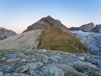 Über den Bänderweg auf den Bifertenstock (3418 m). Was uns wohl erwarten mag? (Leider habe ich meine reparierte Kamera SONY RX-100 VII zu Hause liegen lassen, so dass ich mich mit der Handy-Kamera begnügen  muss. Soll nicht mehr vorkommen) : Bifertenstock