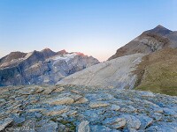 Um 5.15 Uhr sind wir von der Bifertenhütte SAC (2482 m) gestartet und haben den Limmerenpass erreicht. Weiter geht es über den Rücken zum Einstieg in den Bänderweg, etwas unterhalb des P. 3096. In der Morgensonne die Brigelserhörner. : Bifertenstock