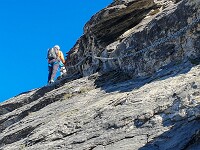 Nach dem zweiten Kessel besteht seit dem Sommer 2026 eine neue Wegführung: Das Firnfeld oberhalb P. 3159 wird nicht mehr betreten, die Route zweigt vorher rechts ab; eine Kette erleichtert das Hochkommen. Anschliessend Kletterei über abschüssige und geröllbedeckte Platten im 2. Grad; es sind ein paar Sicherungsstangen vorhanden. : Bifertenstock