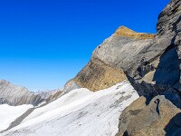 Blick zum Vorgipfel des Bifertenstocks. Faszinierend ist der Gesteins- und Farbwechsel. : Bifertenstock