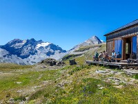 Bifertenhütte SAC (2482 m). Rechts Vorgipfel des Bifertenstocks, links die Brigelserhörner. : Bifertenstock
