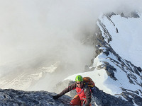 Der Südgrat auf's Blüemlisalphorn bietet wieder hübsche Kletterei; bei der Schlüsselstelle stecken 2 Haken. Das Wetter hält... : Blüemlisalphorn, Fründenhorn, Oeschinenhorn