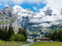 Ein lang gehegter Wunsch: Eine Tour auf's Oeschinenhorn (3485 m, etwas links der Bildmitte). Es ist der unberührteste Gipfel der Blüemlisalpgruppe, ganz im Schatten des Blüemlisalphorns (3661 m, höchster Gipfel links im Bild). Und dennoch übt es eine magische Faszination aus. : Blüemlisalphorn, Fründenhorn, Oeschinenhorn