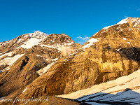 Im warmen Abendlicht der untergehenden Sonne zeigen sich unsere drei Gipfelziele in goldenem Glanz (von links): Blüemlisalphorn (3661 m), Oeschinenhorn (3485 m), Fründenhorn (3368 m). : Blüemlisalphorn, Fründenhorn, Oeschinenhorn