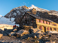 Fründenhütte SAC (2560 m), im Hintergrund das Doldenhorn (3638 m) mit dem klassischen Zustieg über den Galletgrat. : Blüemlisalphorn, Fründenhorn, Oeschinenhorn