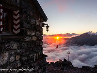 Sonnenuntergang bei der Fründenhütte. Das Programm der nächsten beiden Tage sieht so aus: 1. Fründenhorn Westgrat, 2. Oeschinenhorn Westgrat und Blüemlisalphorn Südgrat mit Abstieg via Blüemlisalphütte zum Oeschinensee. : Blüemlisalphorn, Fründenhorn, Oeschinenhorn