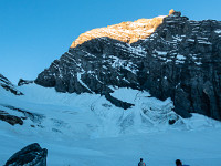 Frühmorgens stapfen wir los über den Fründengletscher zum Fründenjoch. Am Doldenhorn geht soeben die Sonne auf. : Blüemlisalphorn, Fründenhorn, Oeschinenhorn