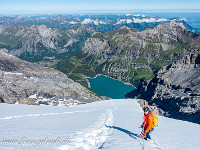 Ein steiles Firnfeld führt direkt zum Oeschinensee... bei blankem Firn ein heikles Unterfangen. : Blüemlisalphorn, Fründenhorn, Oeschinenhorn