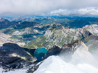 Tiefblick zum Oeschinensee. : Blüemlisalphorn, Fründenhorn, Oeschinenhorn