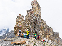 Ein markanter Felszahn markiert den Pass: Wir sind auf dem Hohtürli. : Hohtürli