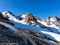 Links die Wyssi Frau (3648 m), in der Bildmitte der "Uf em Stock" (3221 m), dahinter versteckt das Blüemlisalphorn (3661 m). : Blüemlisalp, Blüemlisalphorn, Hohtürli, Wyssi Frau
