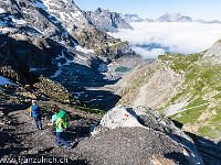 Wir steigen ab zum Oeschinensee und weiter nach Kandersteg. Mit dem Gletscherrückzug hat sich ein kleiner See gebildet (Rossbode See). : Abstieg, Hohtürli, Wanderweg