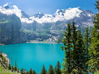 In der Bildmitte das Fründenhorn (3369 m), etwas links knapp im Nebel das Oeschinenhorn (3486 m), rechts das Doldenhorn (3638 m). : Doldenhorn, Fründenhorn, Hohtürli, Oeschinensee