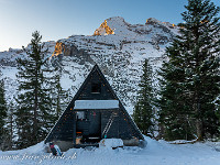 Von Attighausen bringt uns die Luftseilbahn auf eine Höhe von 1528 m. Die Felsen der Sunnigen Stöck werden von der aufgehenden Sonne beschienen. : Schneeschuhtour Brüsti