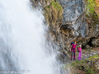 ... und natürlich der Giessbach selber, der sich in 14 Stufen zu Tale und in den Brienzersee ergiesst. : Brienz Brienzersee Giessbachfälle Wasser Wasserfall