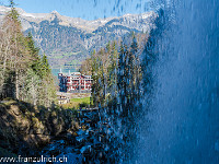 Ein Brücklein führt sogar hinter dem Wasserfall durch! : Brienz Brienzersee Giessbachfälle Wasser Wasserfall