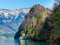 ... mit Sicht zum Hotel Giessbach. Es fährt sogar eine Standseilbahn zwischen Schiffs-Anlegestelle und Hotel. : Brienz Brienzersee Giessbachfälle Wasser Wasserfall