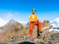 Geschafft! Auf dem Gipfel des Pizzo Penca (3040 m). Ich war nicht sicher, wie ausgesetzt die T6-Stelle ist, weshalb ich vorsichtshalber das Gstältli angezogen habe. Das Seil blieb jedoch im Rucksack. : Campo Tencia, Pizzo Penca, Tenca