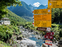 Prato, Val Lavizzara, kurz nach dem Mittag: Nach einer langen Postautofahrt geht's endlich los : Campo Tencia